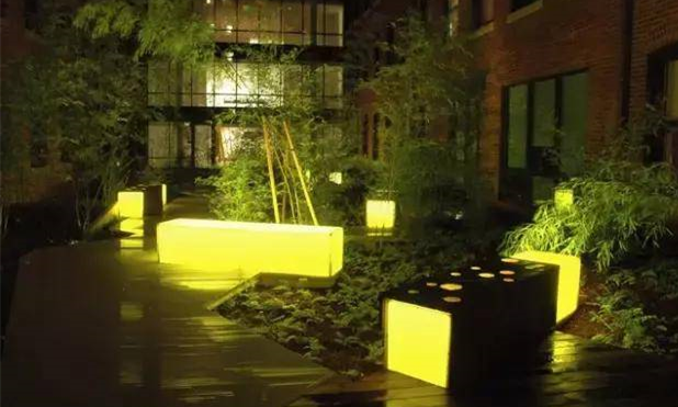 成都绿之艺园林：庭院花园设计，如何挑选太阳能庭院灯？