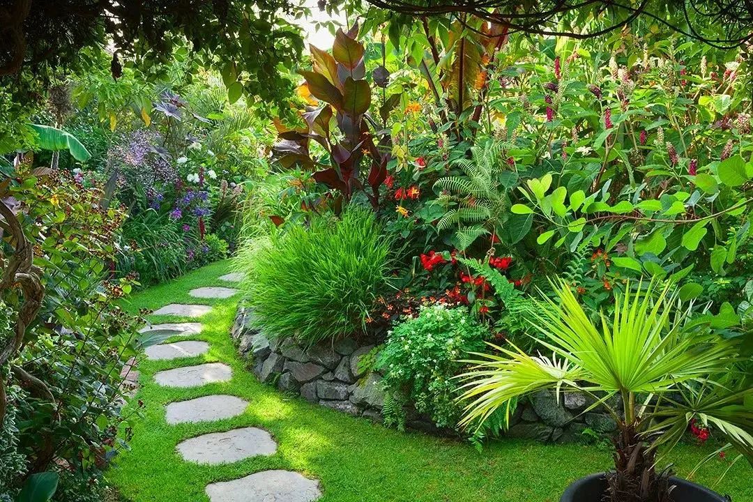 花园小径串联起花园中的各色植物和小品（附案例图片）