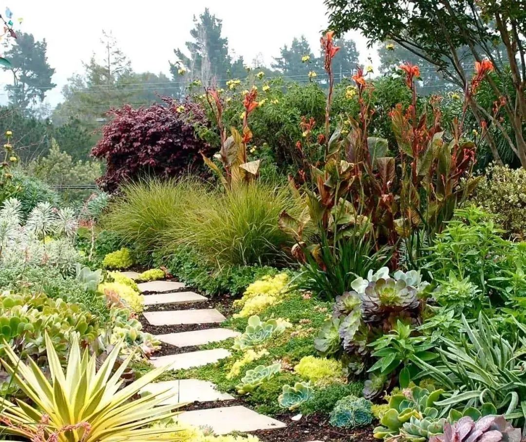 花园小径串联起花园中的各色植物和小品（附案例图片）